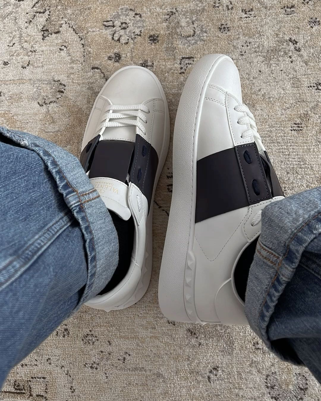 STUDDED SNEAKER